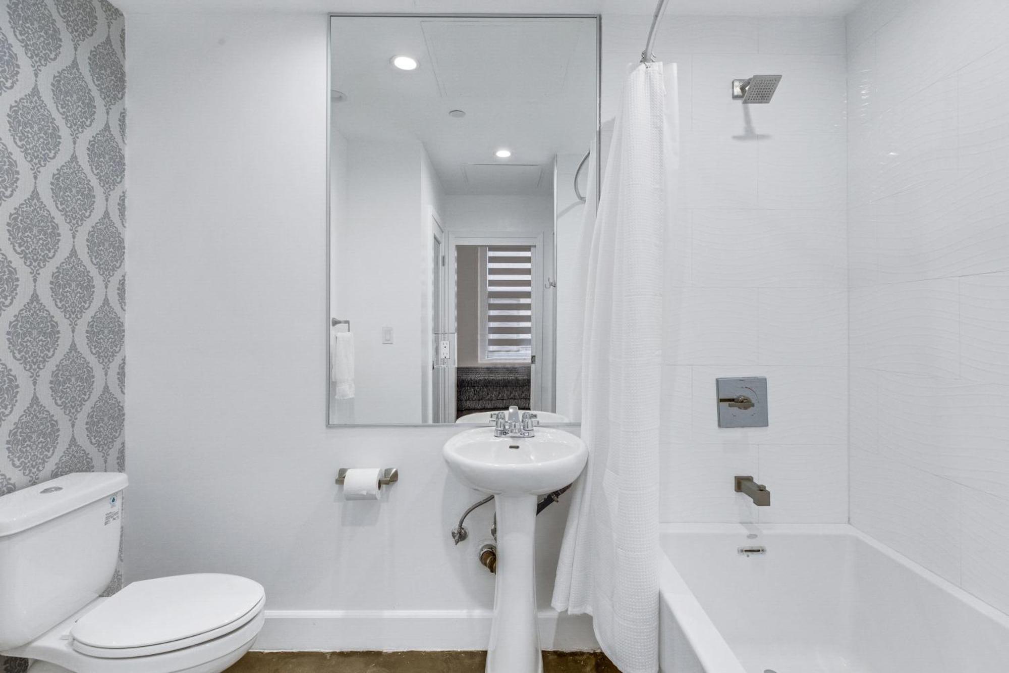 One Lux Hwh Downtown Angeles Apartahotel